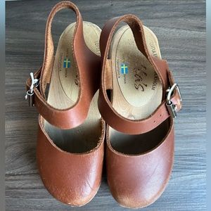Little Lotta's Low Wood Tan Kids clogs